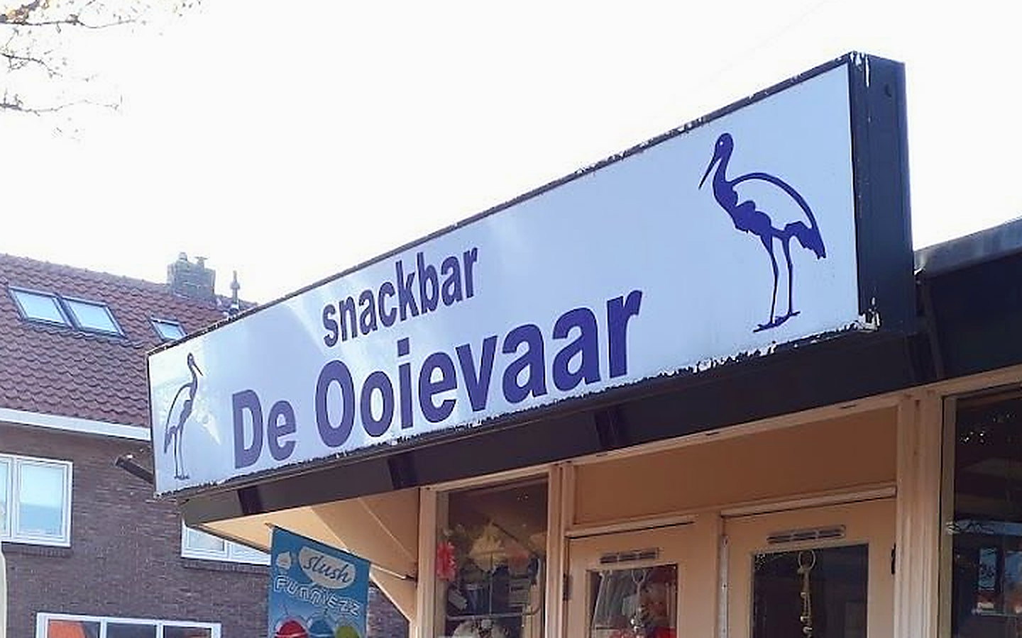 Het gevelbord van De Ooievaar boven de ingang