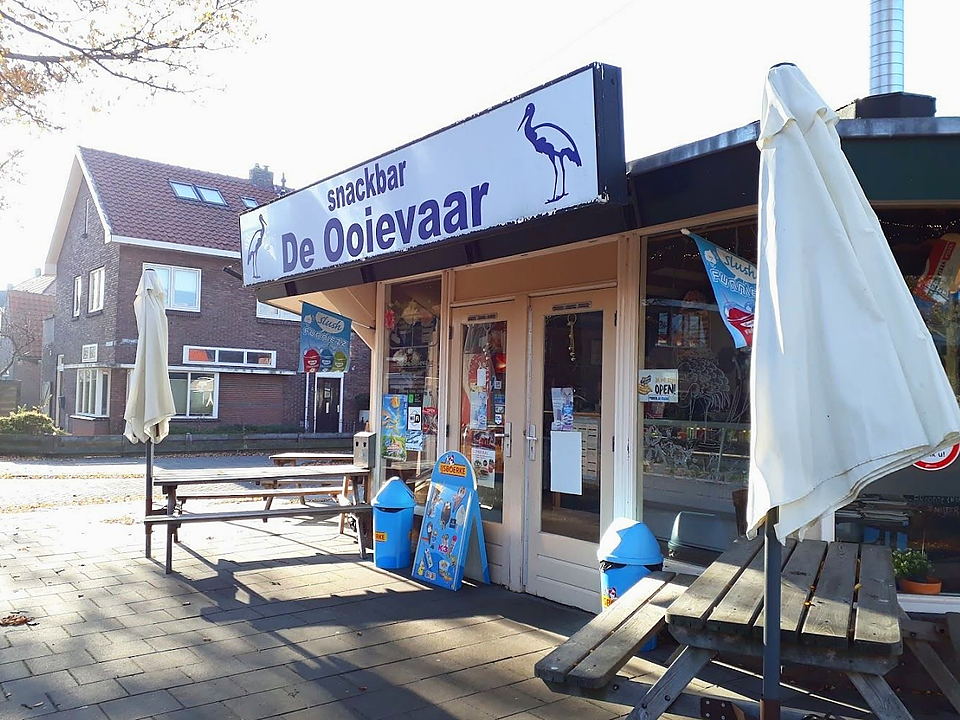 Snackbar de Ooievaar aan de Fazantenstraat in Den Helder, met het blauwe gevelbord