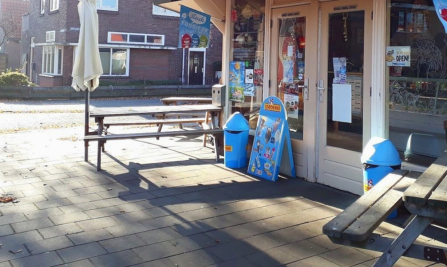 Picknickbanken op het terras voor De Ooievaar
